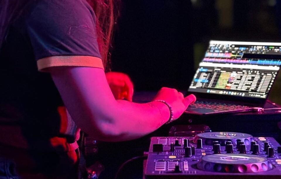 Anna Prestes tocando em uma festa